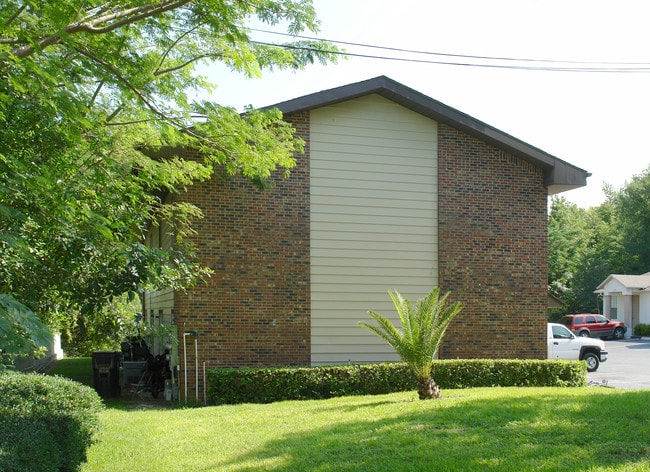 222-228 E Highland Ave in Clermont, FL - Building Photo - Building Photo