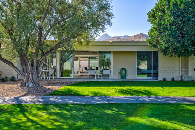 24 Desert Lakes Dr in Palm Springs, CA - Foto de edificio - Building Photo