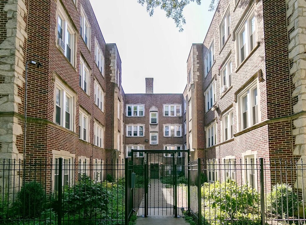 7340 N Damen Ave in Chicago, IL - Building Photo