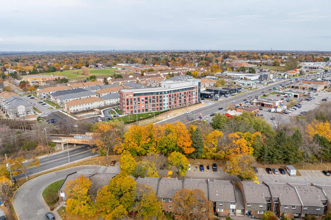 101 Dovedale Dr in Whitby, ON - Building Photo