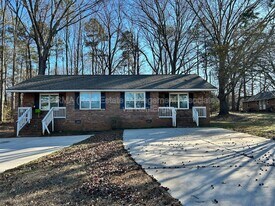 12b Lisa Ln in Griffin, GA - Building Photo
