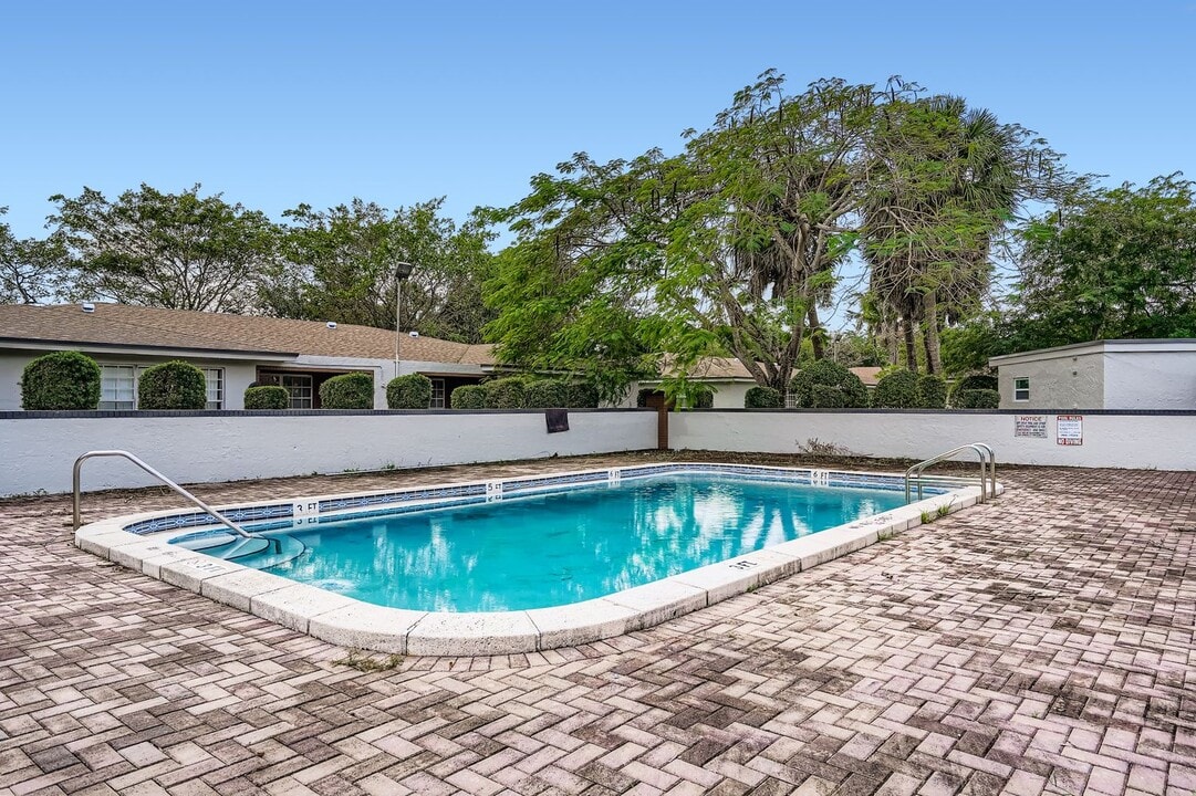 Brisa Apartment Homes in Sunrise, FL - Building Photo