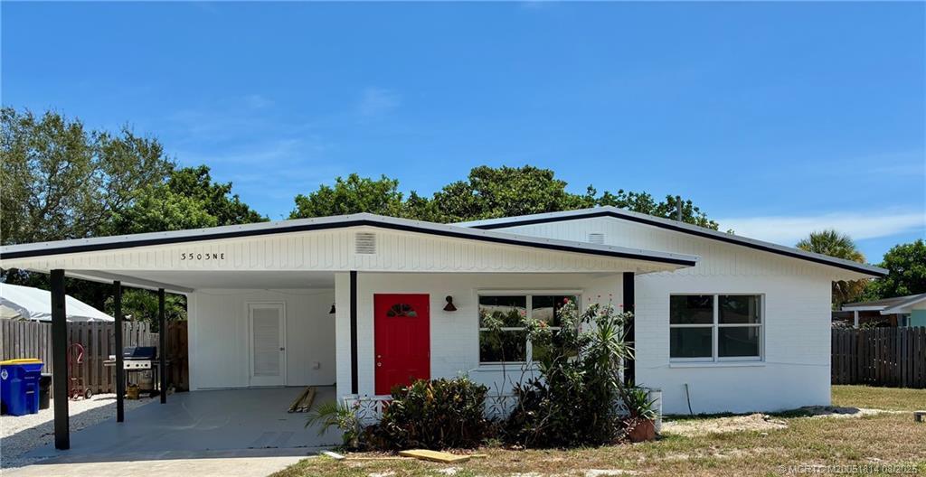 3503 NE Sandra Dr in Jensen Beach, FL - Foto de edificio