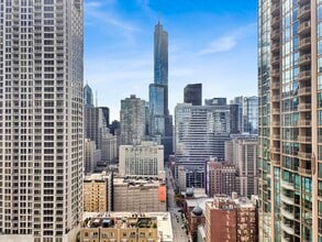 30 E Huron St, Unit 3204 in Chicago, IL - Building Photo - Building Photo
