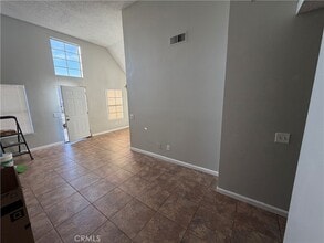14605 Woodland Dr in Fontana, CA - Foto de edificio - Building Photo