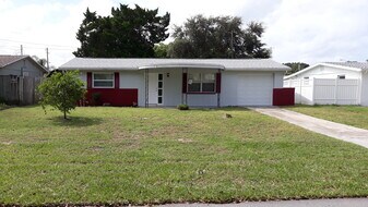 4706 Blossom Dr in Holiday, FL - Building Photo