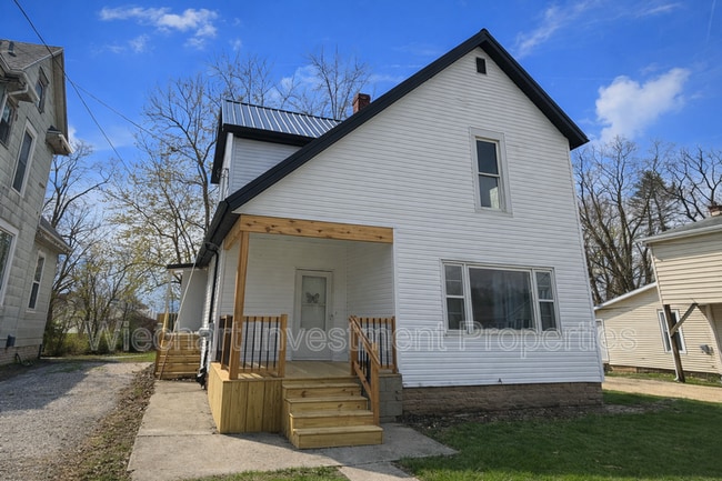 property at 931 1/2 W Wayne St