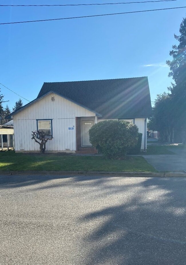 138 E Orange Ave in Burlington, WA - Building Photo - Building Photo