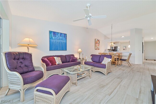 915 New Waterford Dr in Naples, FL - Foto de edificio - Building Photo