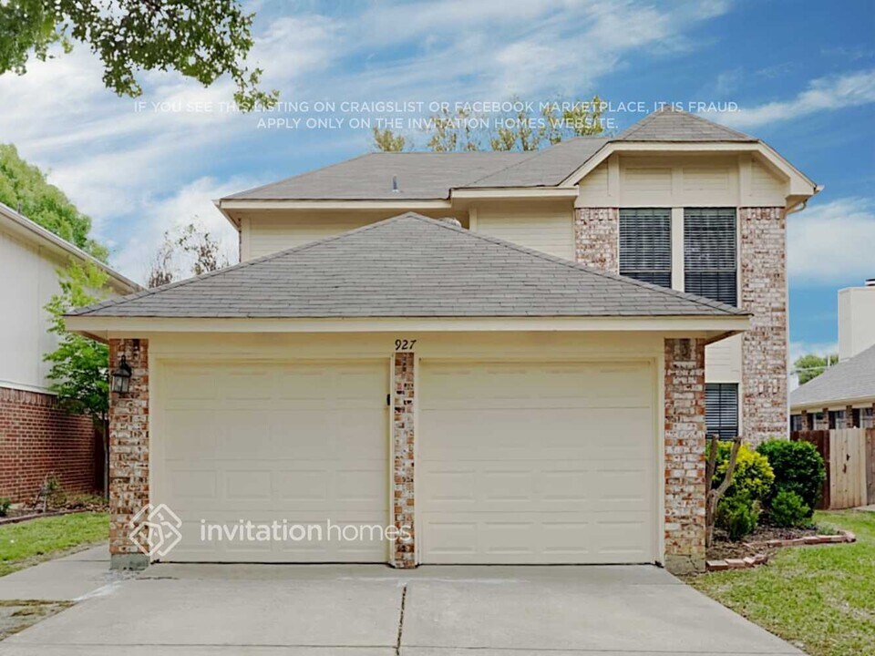 927 Sylvan Creek Dr in Lewisville, TX - Foto de edificio