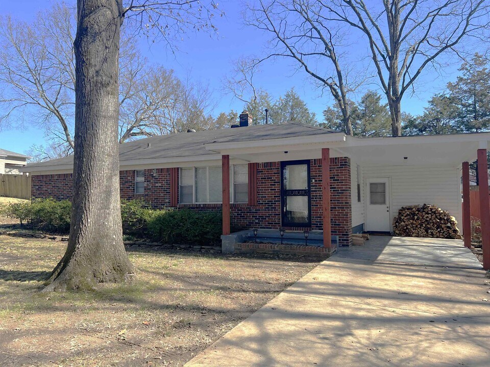 2440 Arthur Rd in Germantown, TN - Building Photo