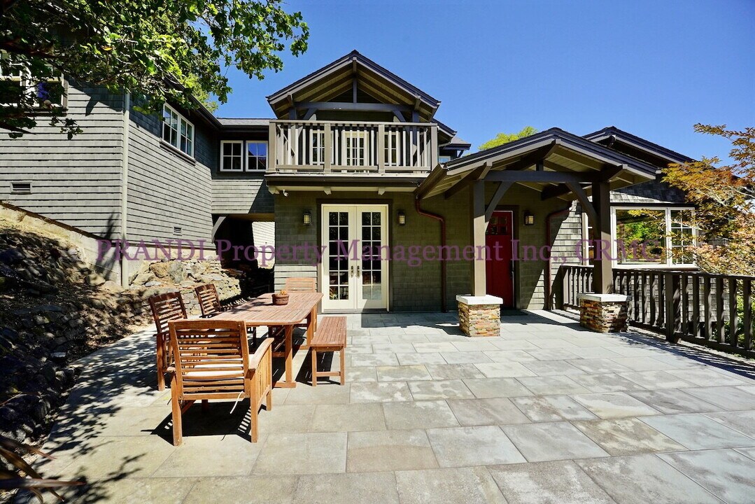 422 Live Oak Dr in Mill Valley, CA - Building Photo
