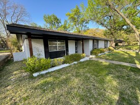 1501 W Chestnut St in Denison, TX - Building Photo