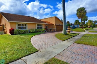 7098 NW 49th St in Lauderhill, FL - Foto de edificio - Building Photo