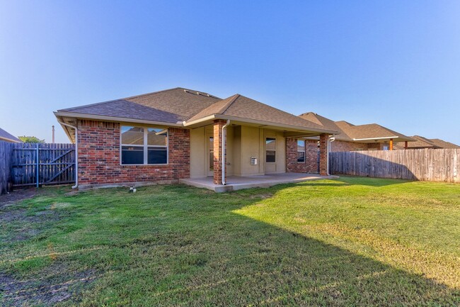 920 SW 13th St in Moore, OK - Foto de edificio - Building Photo