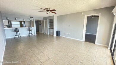 4747 S Washington Ave in Titusville, FL - Foto de edificio - Building Photo