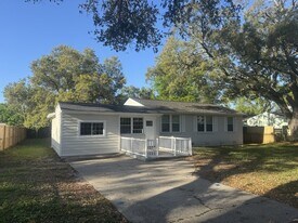 207 Milton Rd in Pensacola, FL - Building Photo