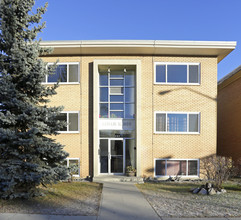 Mayfair Manor in Calgary, AB - Building Photo - Building Photo