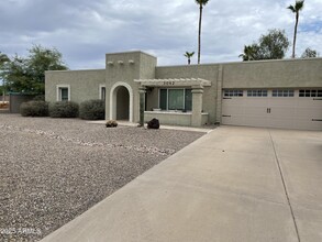 3042 E Hillery Dr in Phoenix, AZ - Building Photo - Building Photo