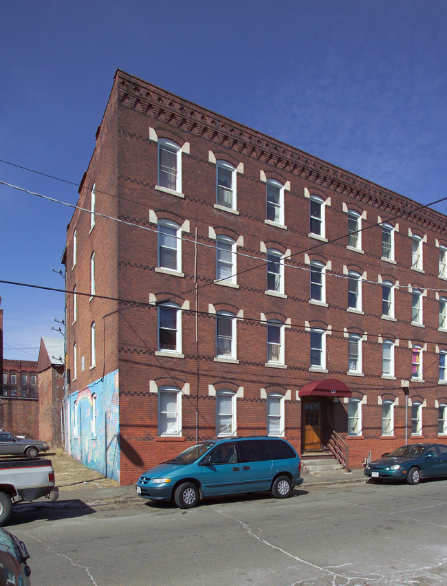 127-129 Clemente St in Holyoke, MA - Building Photo - Building Photo