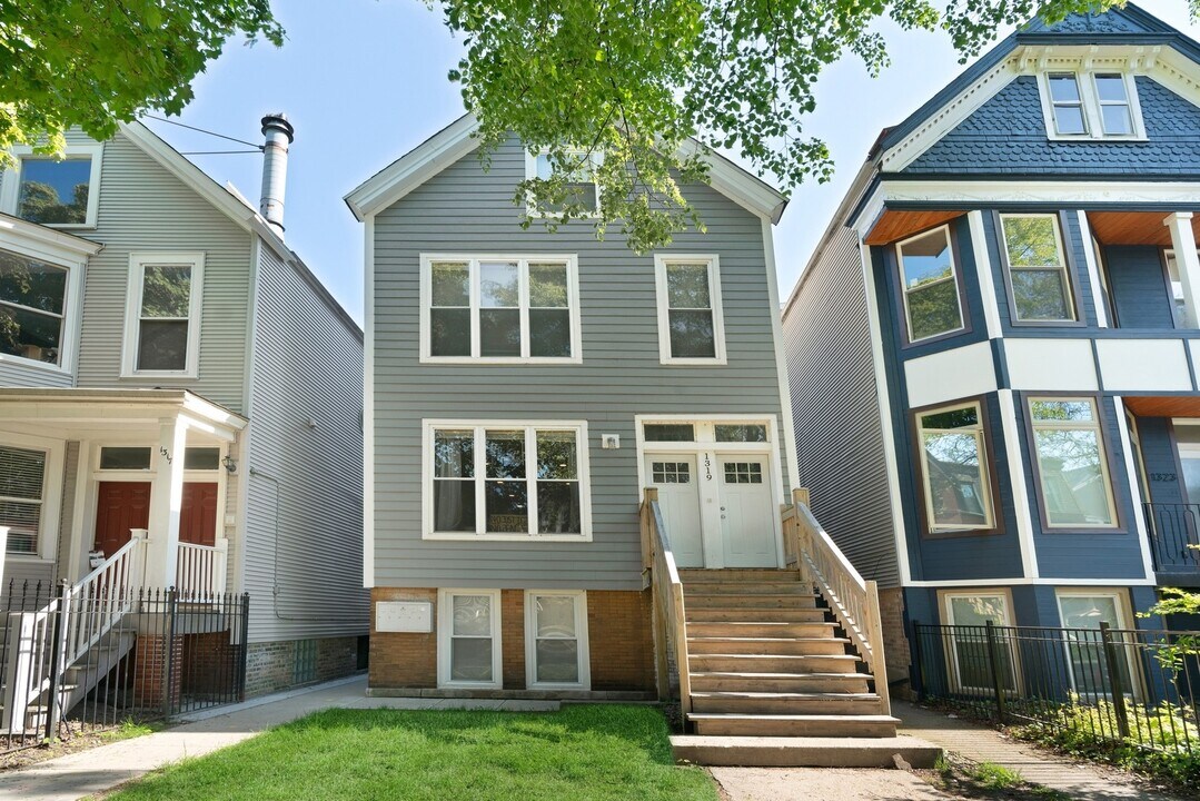 1319 W Barry Ave in Chicago, IL - Building Photo