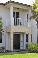 511 Pioneer Way in Royal Palm Beach, FL - Building Photo - Building Photo