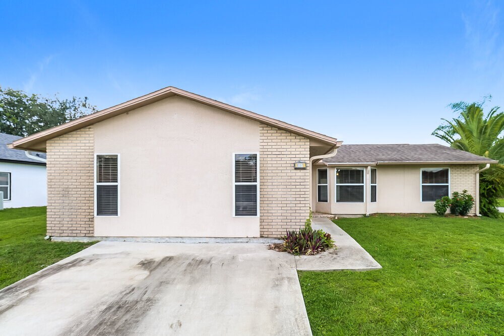 1807 Vauxhall St NW in Palm Bay, FL - Building Photo