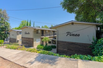 2045 Shasta St in Redding, CA - Foto de edificio - Building Photo
