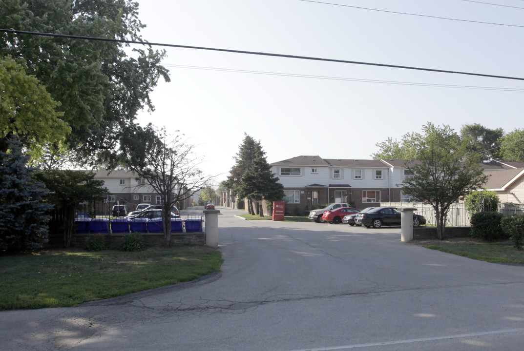 Glenwood Park Townhomes in Burlington, ON - Building Photo