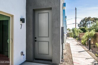 1443 E Osborn Rd in Phoenix, AZ - Building Photo - Building Photo