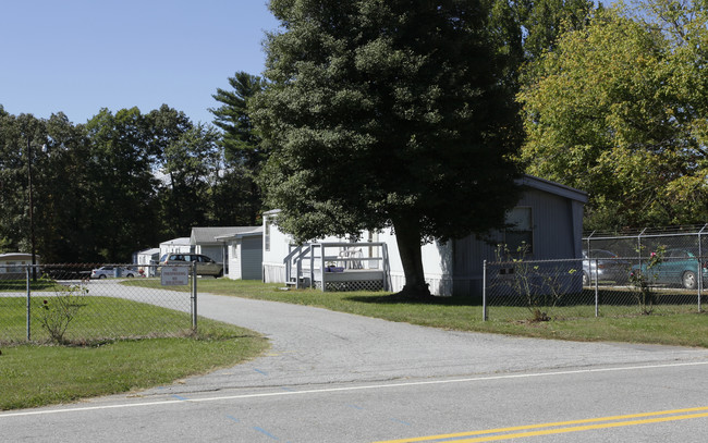 54-70 Old Shoals Rd in Arden, NC - Foto de edificio - Building Photo