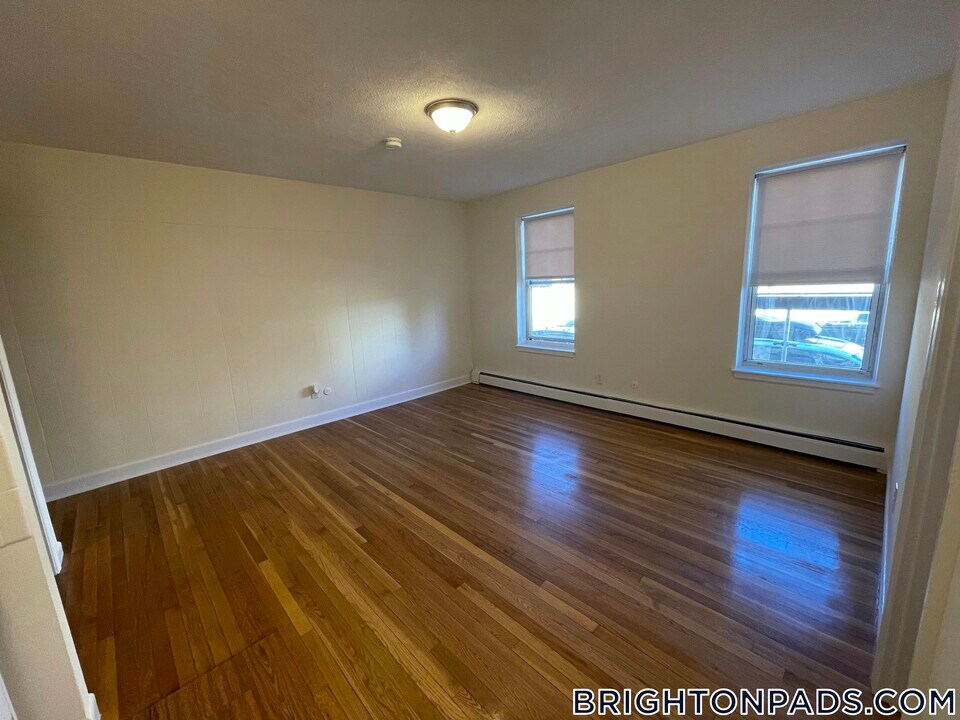 164 N Beacon St in Boston, MA - Building Photo