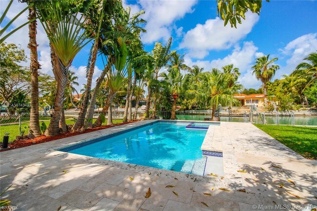 1395 Daytonia Rd in Miami Beach, FL - Building Photo - Building Photo