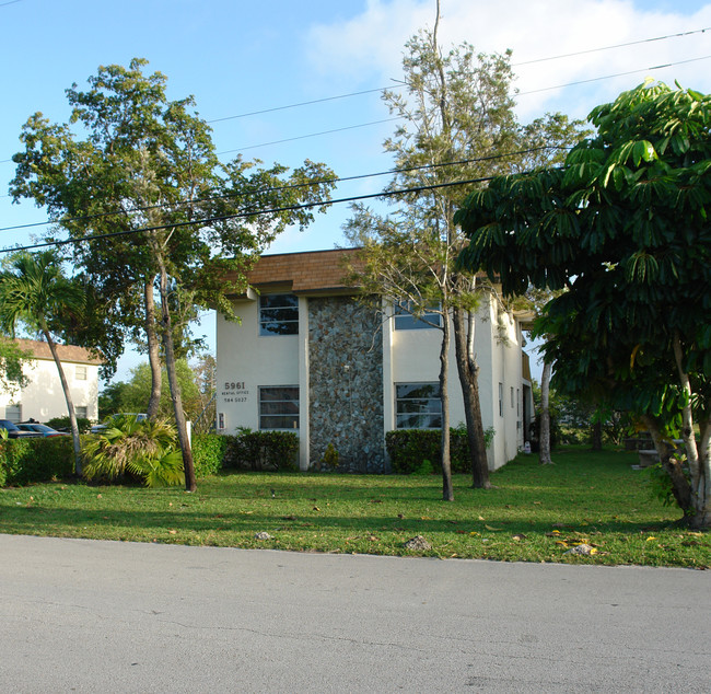 Lakeview Apartments in Davie, FL - Building Photo - Building Photo