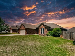 825 SW 39th St in Moore, OK - Building Photo - Building Photo