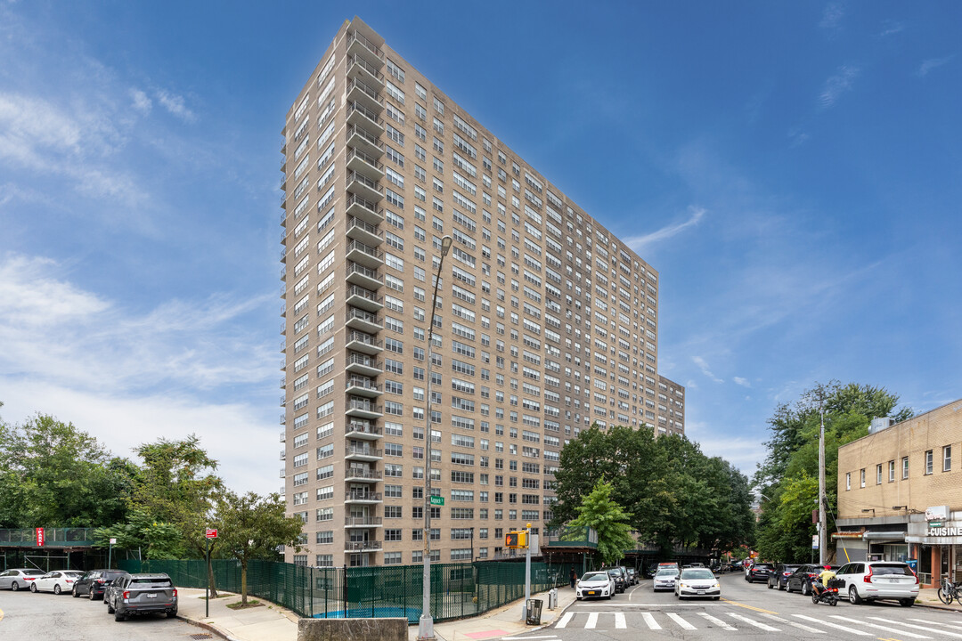 River Point Towers in Bronx, NY - Building Photo