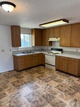 406 Aquarius Way in La Grande, OR - Building Photo - Building Photo