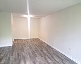 130 Park Ave E in Chatham, ON - Building Photo - Building Photo