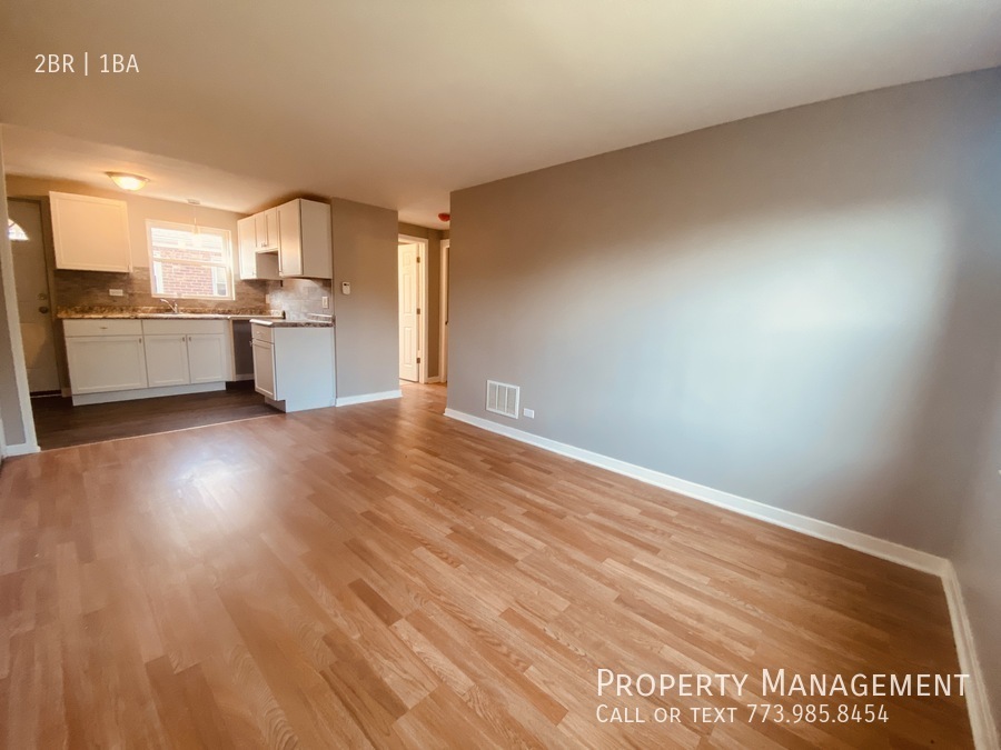 8137 S Colfax Ave in Chicago, IL - Building Photo