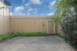 11614 Village Pl Dr in Houston, TX - Building Photo - Building Photo