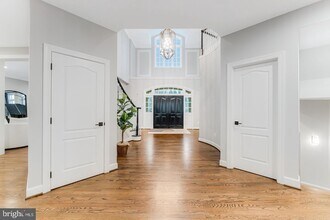 7814 Crownhurst Ct in McLean, VA - Foto de edificio - Building Photo