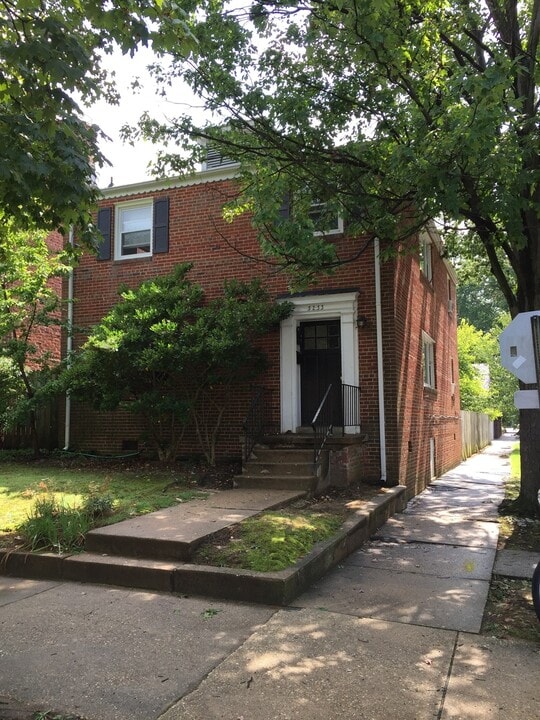 3233 W Grace St in Richmond, VA - Building Photo