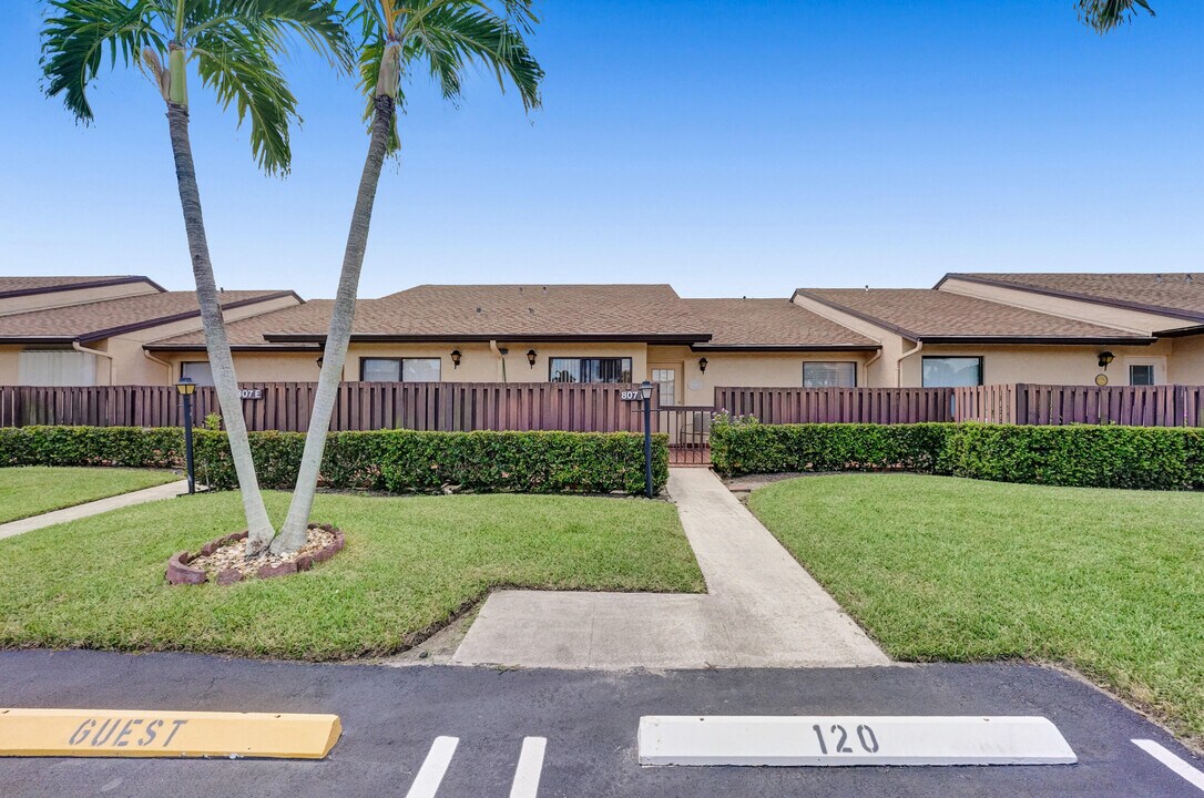 807 Sky Pine Way-Unit -F in Greenacres, FL - Building Photo