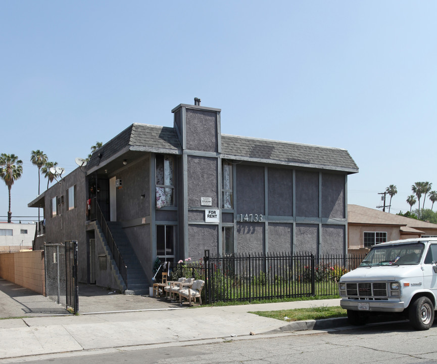 14733 Delano St in Van Nuys, CA - Building Photo