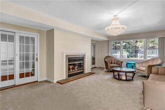 1058 Wilmot Rd in Scarsdale, NY - Foto de edificio - Building Photo