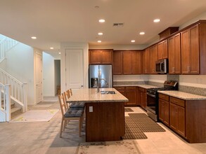 365 Thistle St in Hollister, CA - Building Photo - Building Photo