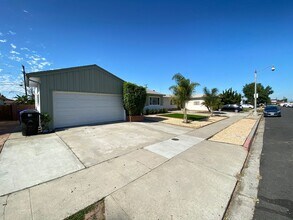 5621 Mary Ln Dr in San Diego, CA - Building Photo - Building Photo