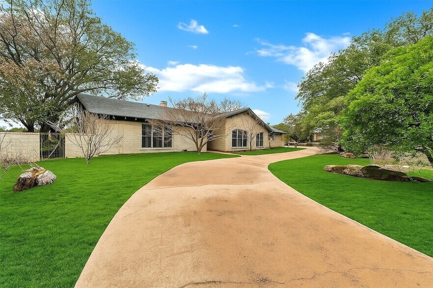 26 Bounty Rd E in Benbrook, TX - Foto de edificio