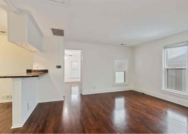 320 W Main St, Unit 2 in Barrington, IL - Foto de edificio - Building Photo