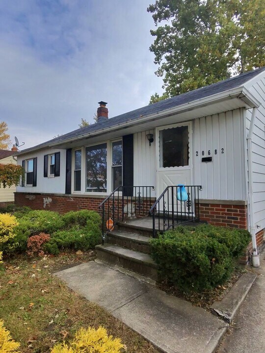 20682 Centuryway Rd in Maple Heights, OH - Building Photo